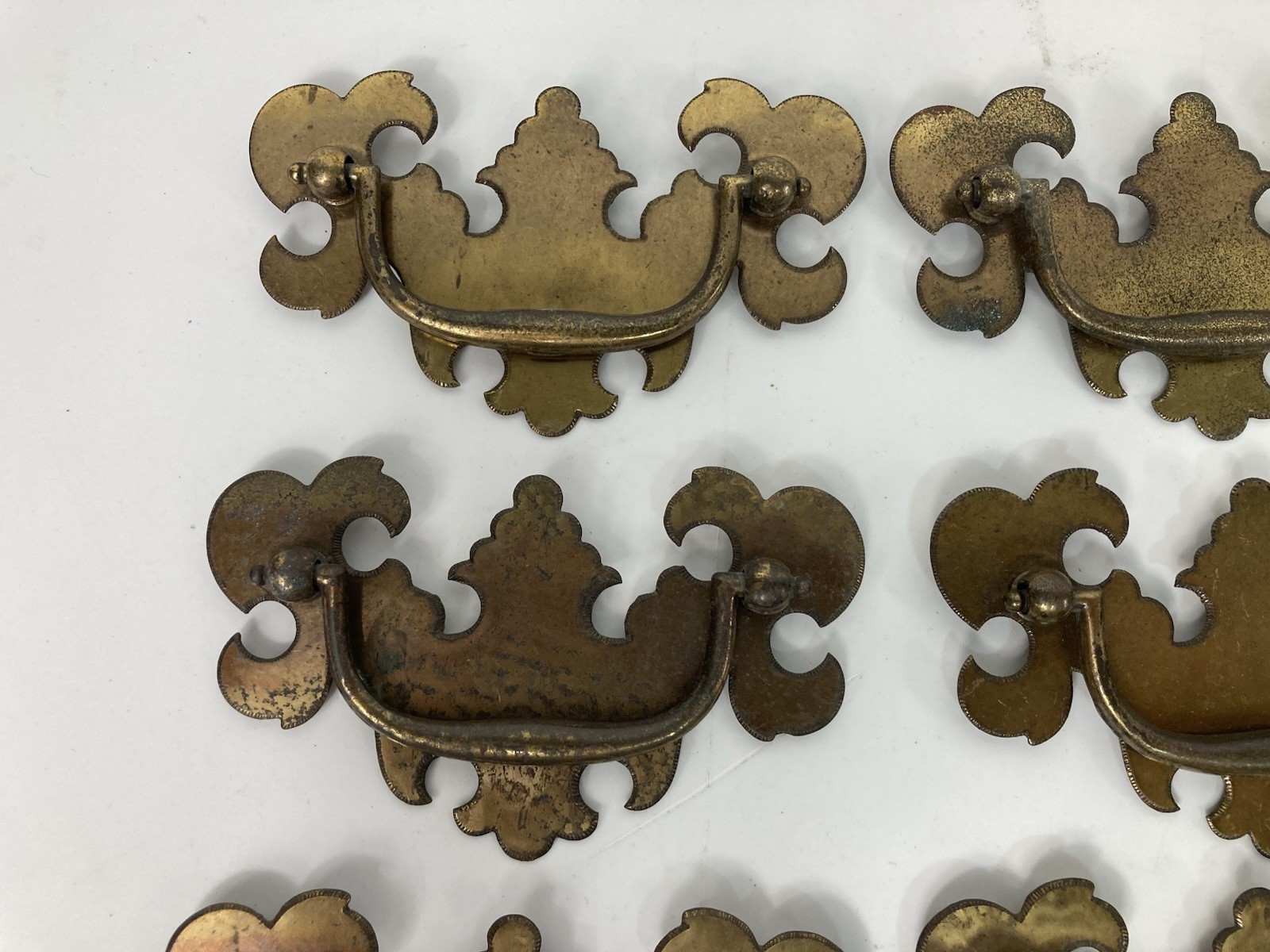 Vtg Reclaimed Brass Chippendale Batwing Bail Drawer Pulls Set Of 13 Patina