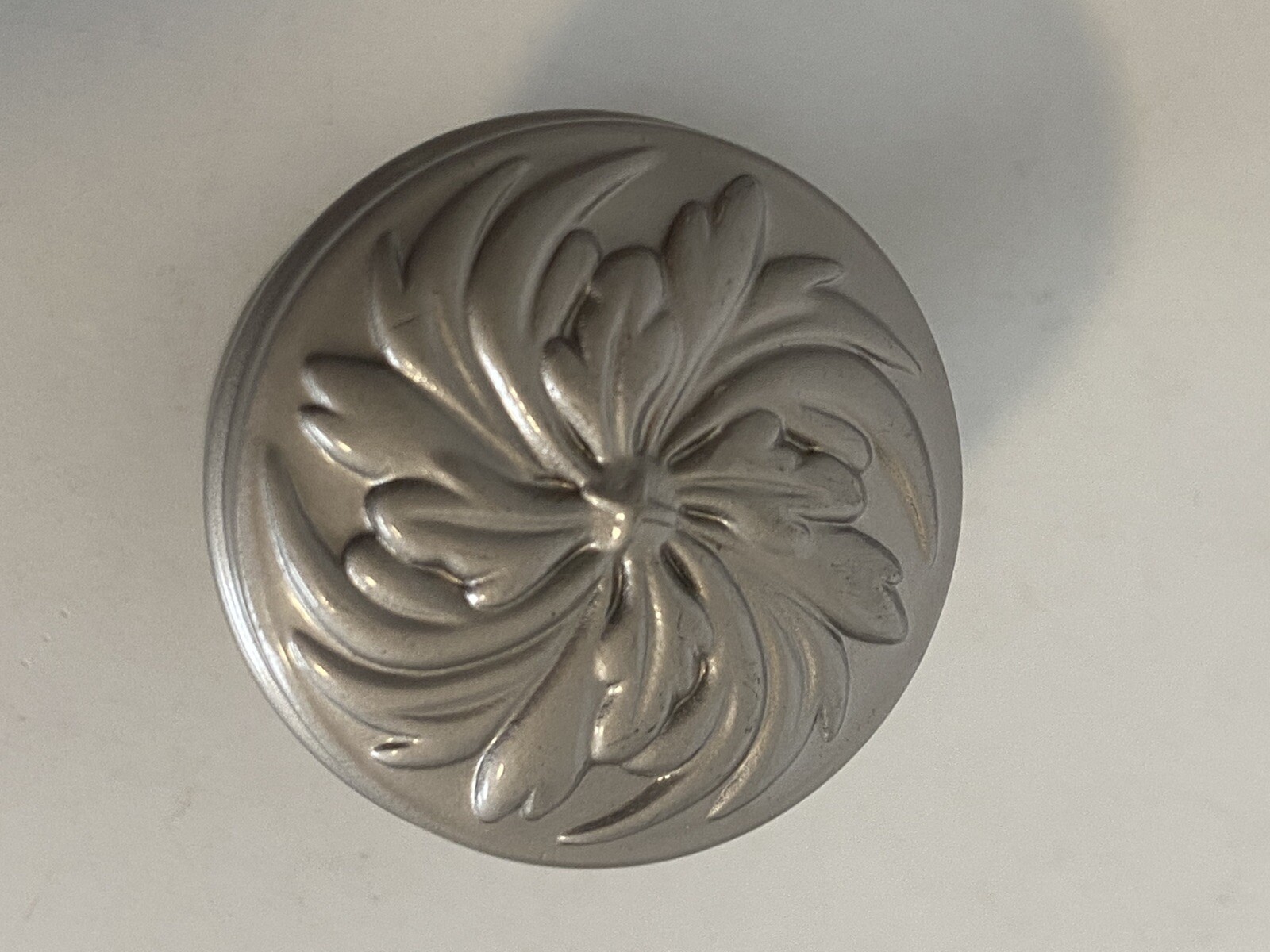 3x – Pewter Look Pulls Raised Floral 1-1/4” Round w/In/Out Mounting Bracket Read