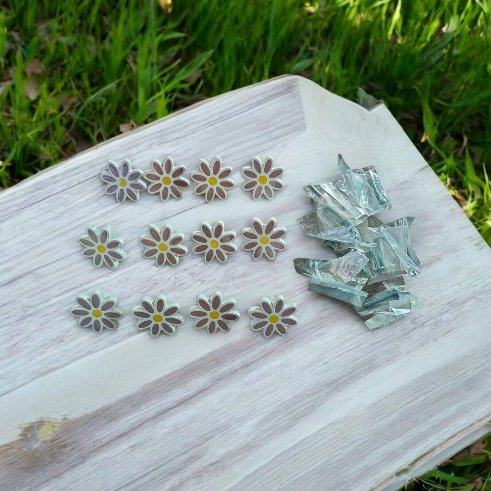 Daisy Drawer Knobs/Pulls 12 with Screws 1.5″
