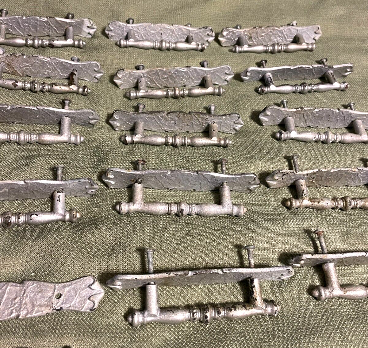 vintage 1971 (LOT OF 15) AMEROCK “CARRIAGE HOUSE” BRASS DRAWER PULLS 176A-1 rare