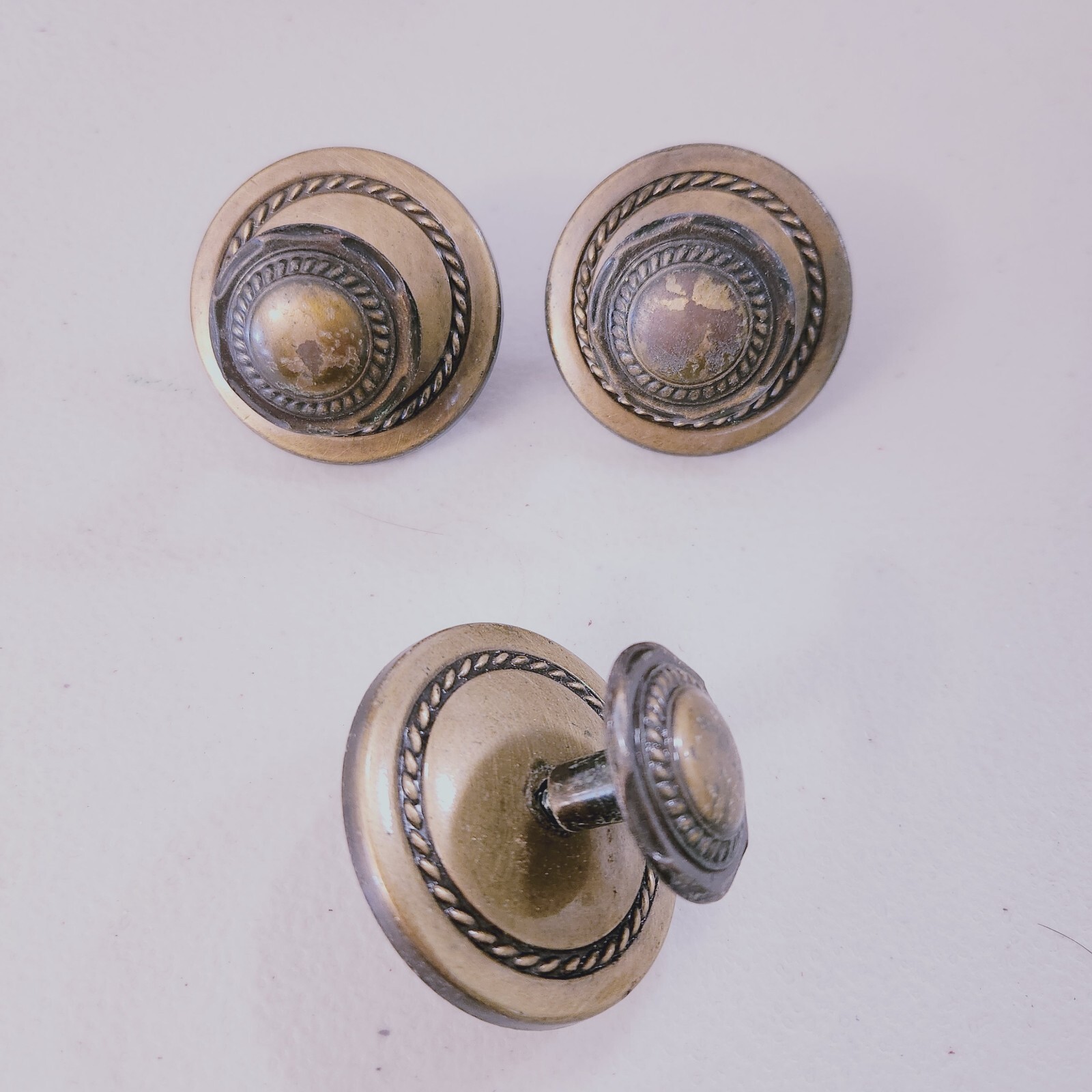 Vtg Salvaged Reclaimed Pulls Handles Dressers Metal Brass Mixed Hardware Lot