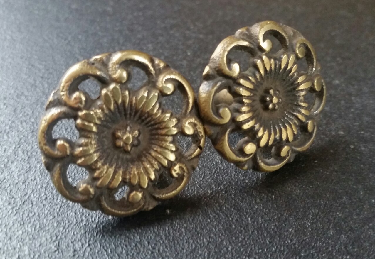 4 Antique Style Solid Brass ROUND KNOBS Ornate FLORAL 1-5/8″ dia. #K24