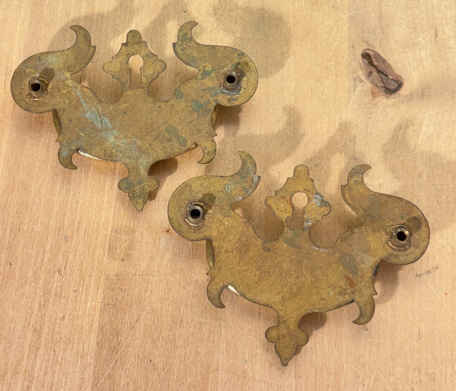 Pair Vtg Brass Chippendale Batwing Drawer Pulls w Etched Details on Edges #4686