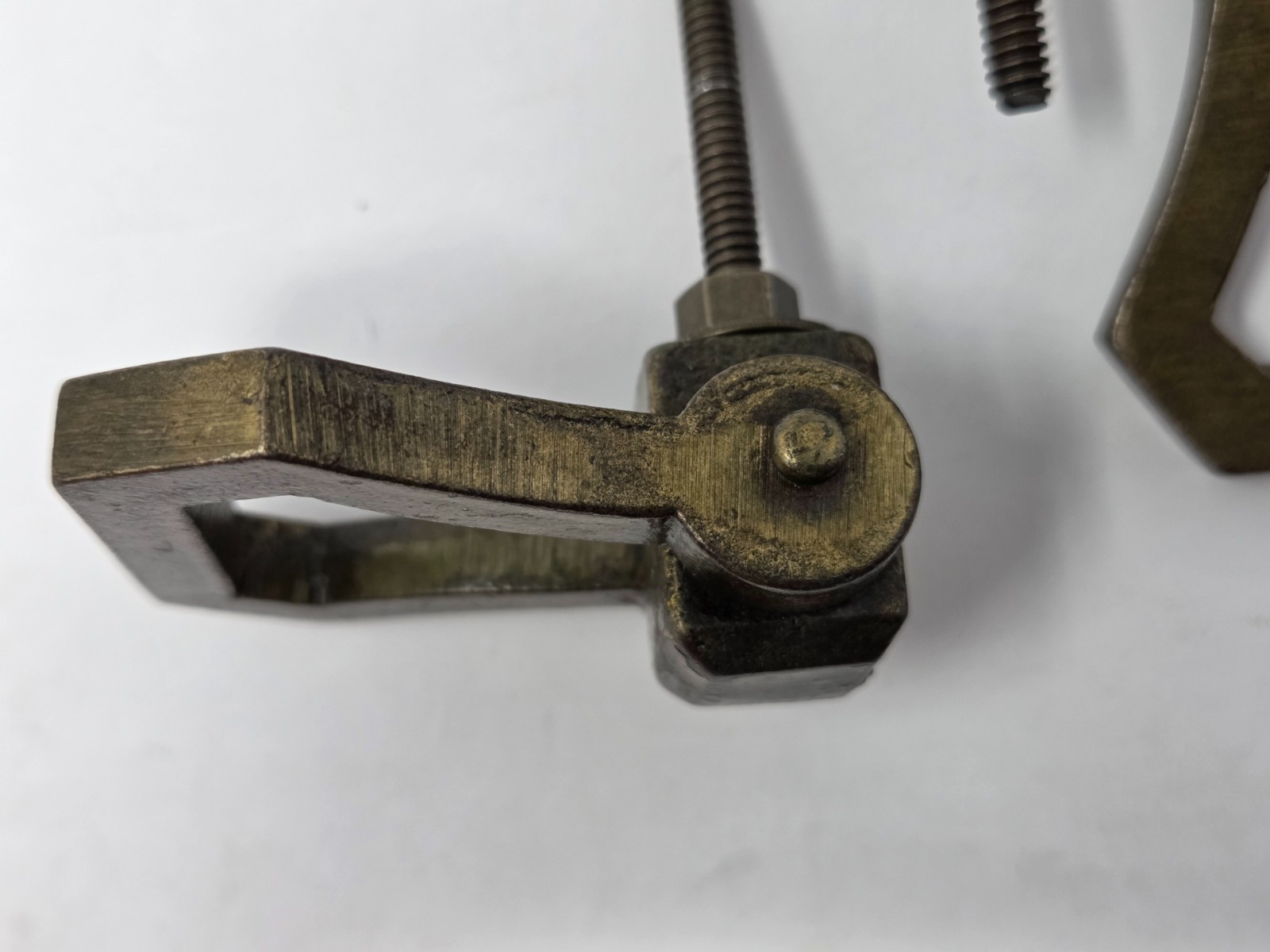 VINTAGE BRASS DROP BAIL PULL HANDLES ANTIQUE STYLE SINGLE HOLE DRAWER KNOB LOT 4