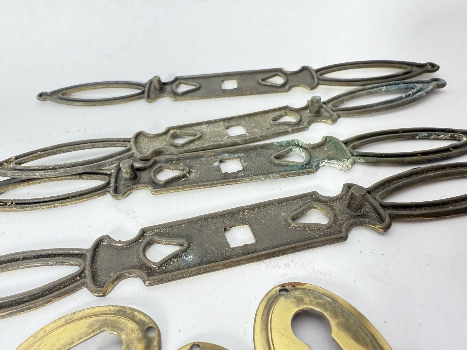 Drexel Heritage Ornamental Drawer Pulls Knobs Lot of 22 pcs Gold Tone Key Hole