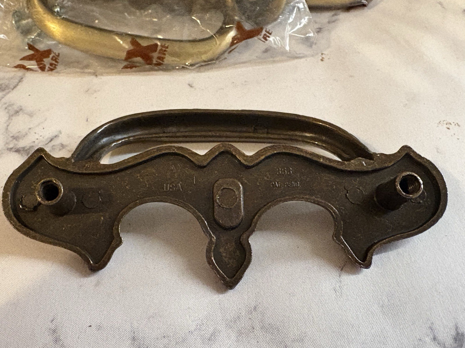 LOT 4 NOS VINTAGE BRASS AJAX FIXED BAIL BATWING DRAWER PULLS 3″ MOUNTINGS KEY HO