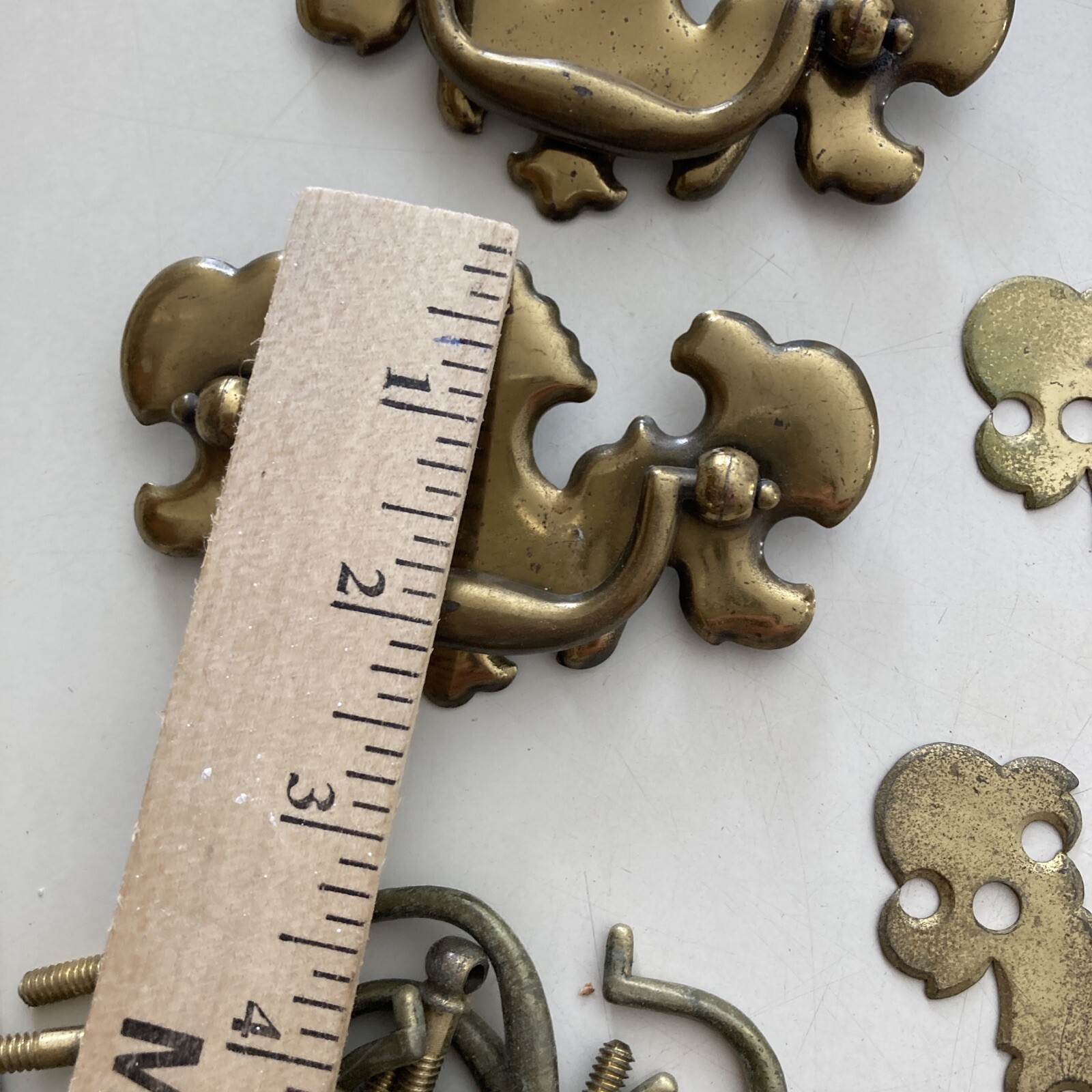 Vintage Hardware 8 Dresser Drawer Plates & 17 Dresser Drawer Pulls – mixed lot