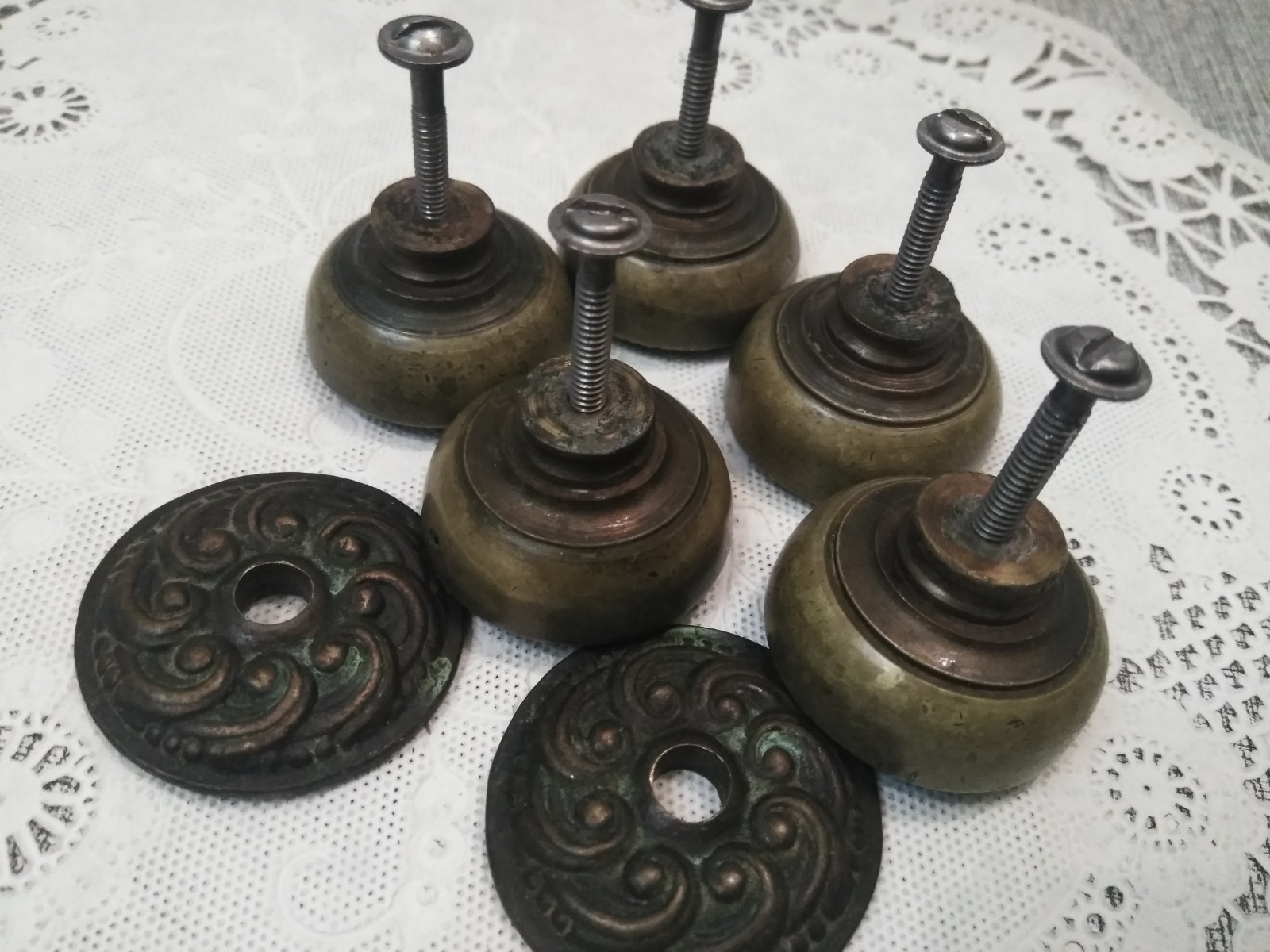 VTG. ROUND 1.5″ ANTIQUE DRAWER PULLS ORNATE HEAVY BRASS (5PK BUNDLE)