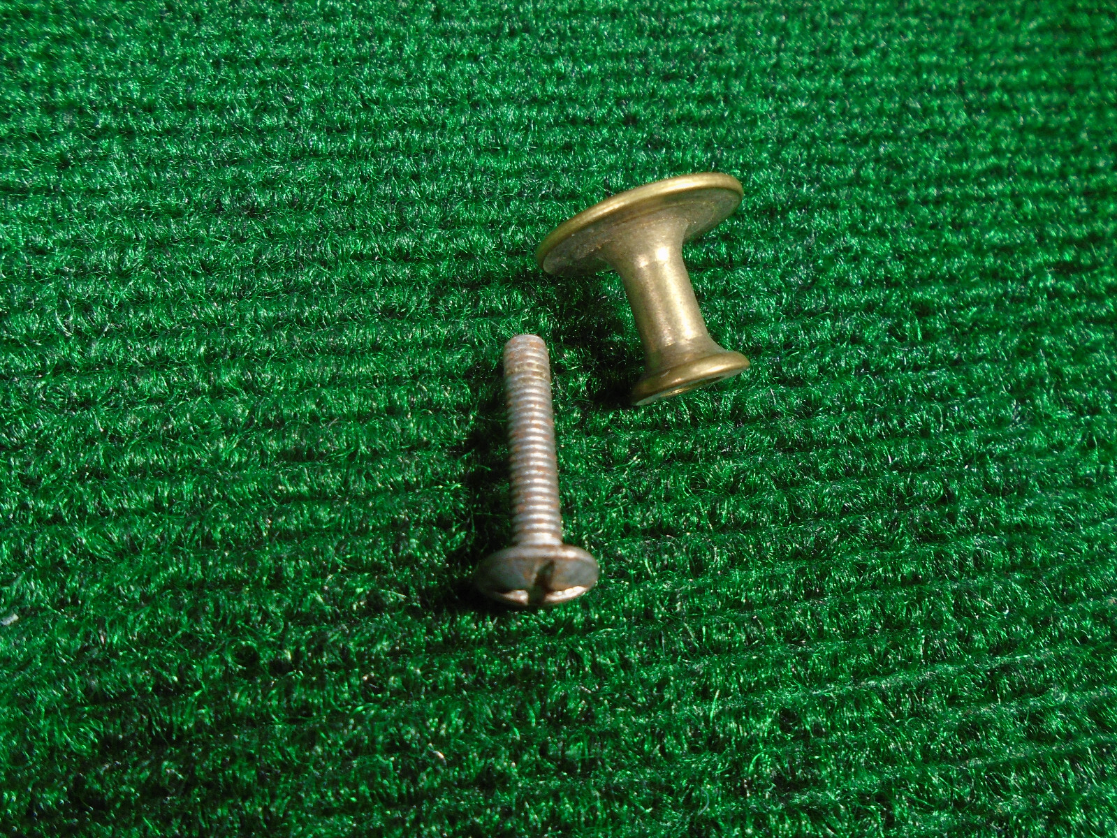 SMALL BRASS 3/4″ KNOBS: PERFECT FOR BARRISTER CASE, PIANO KEYBOARDS, ETC (42020)