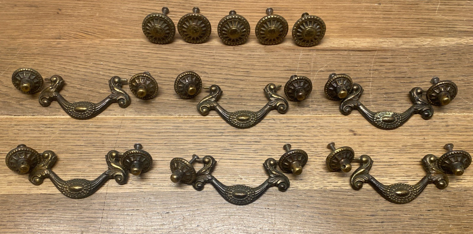 6 VTG Brass Ornate Victorian Brass Bail Drawer Handles & 5 Matching Round Knobs
