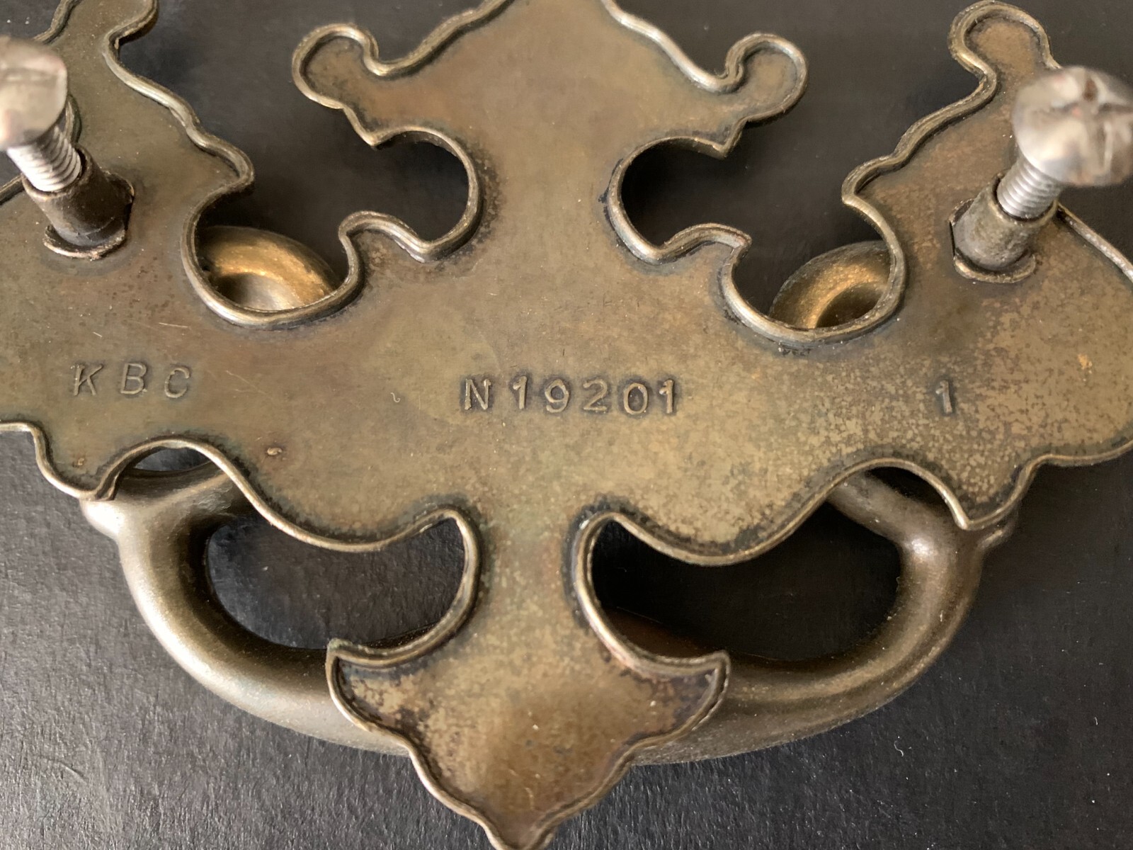 Vtg KBC Keller Brass Colonial Metal Batwing Drawer Pulls Screws 3″CC – Lot(s) 12