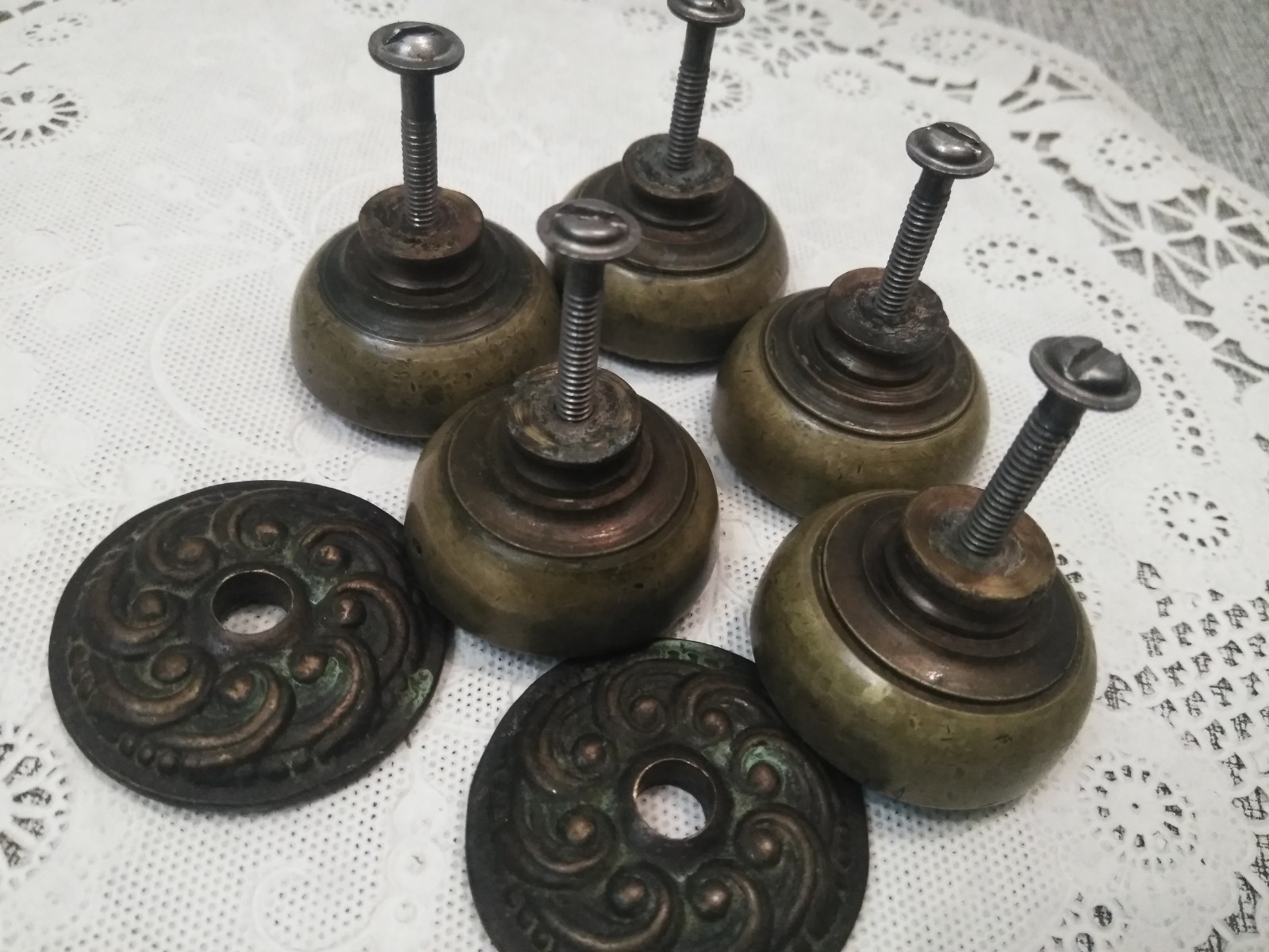 VTG. ROUND 1.5″ ANTIQUE DRAWER PULLS ORNATE HEAVY BRASS (5PK BUNDLE)