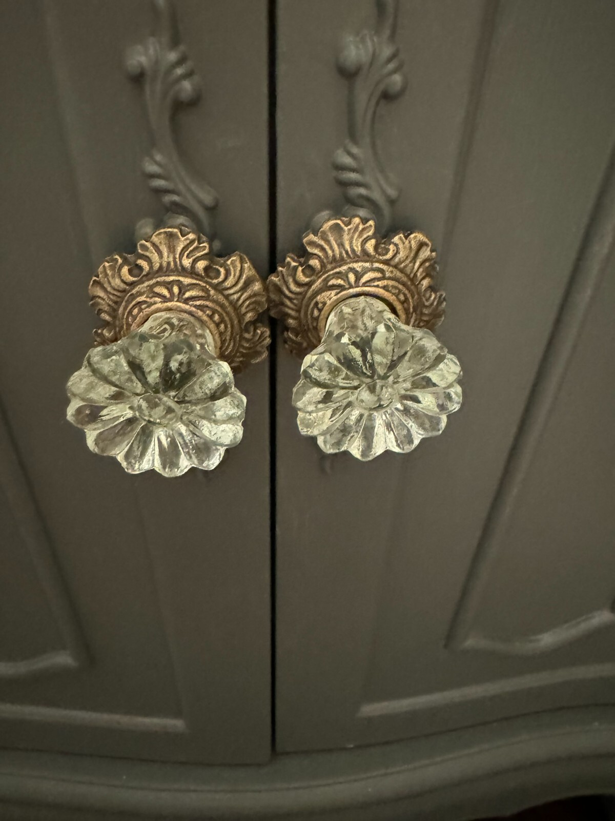 ONE; Vintage-Brass Metal Flower Crystal Clear Glass bronzed Knob Handle pulls