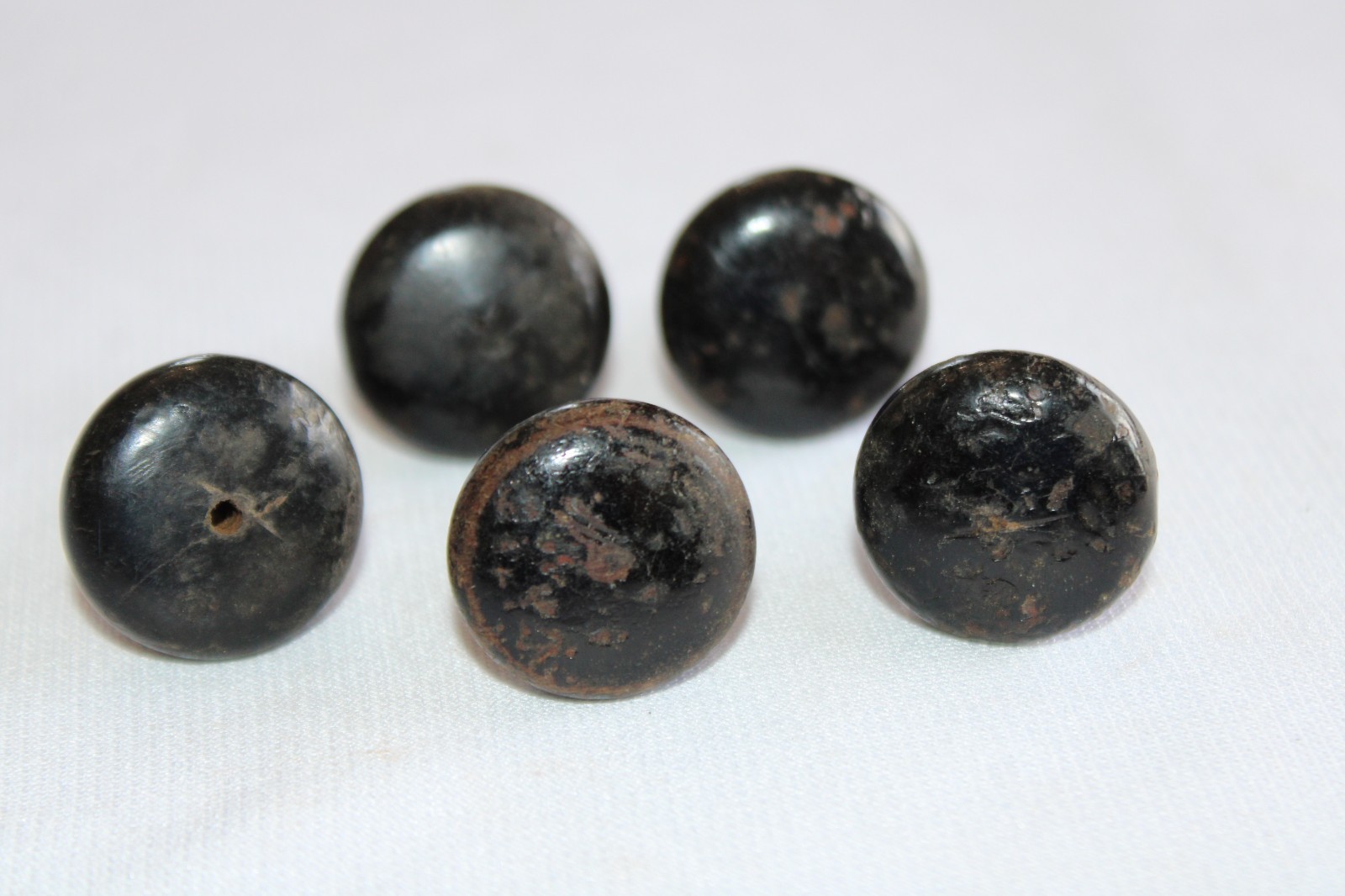 LOT 5 EARLY ANTIQUE 1″ WOOD CABINET DRAWER PULL KNOBS