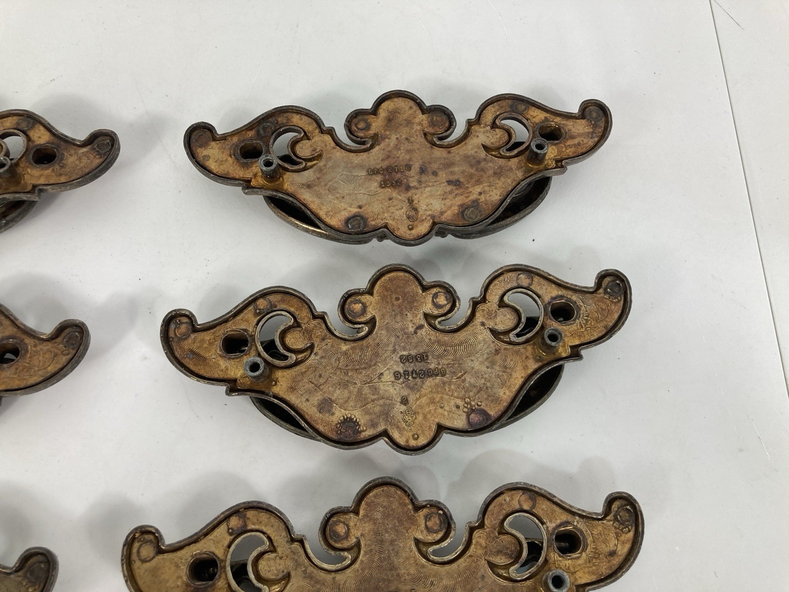 Vtg Reclaimed Brass Chippendale Batwing Bail Drawer Pulls Set Of 14 Patina