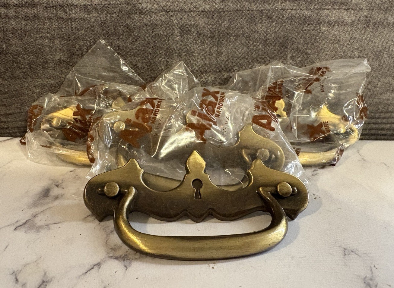 LOT 4 NOS VINTAGE BRASS AJAX FIXED BAIL BATWING DRAWER PULLS 3″ MOUNTINGS KEY HO