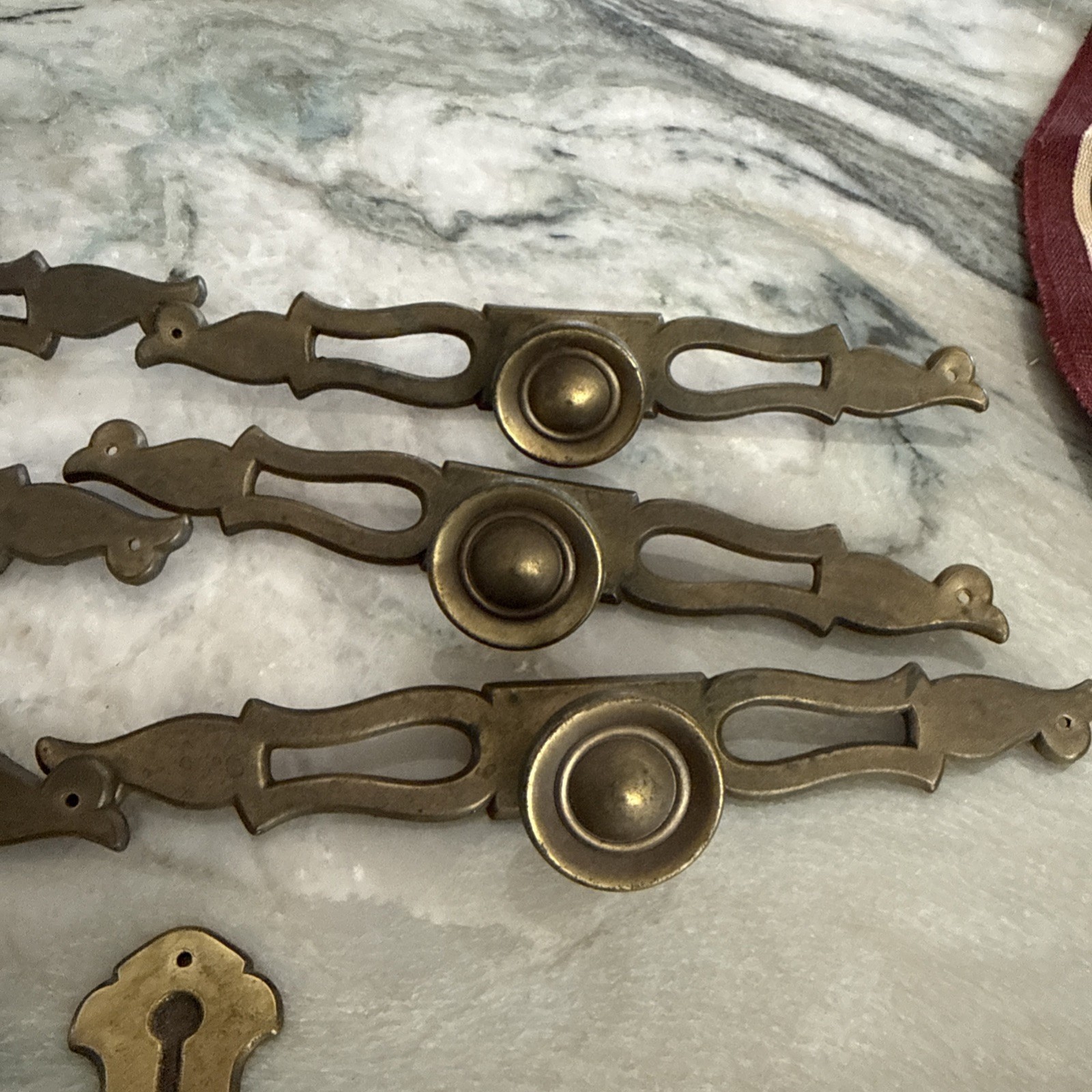 LOT 6 VINTAGE BRASS PULLS W/ BACKPLATES & KNOBS Drexel Grand Villa