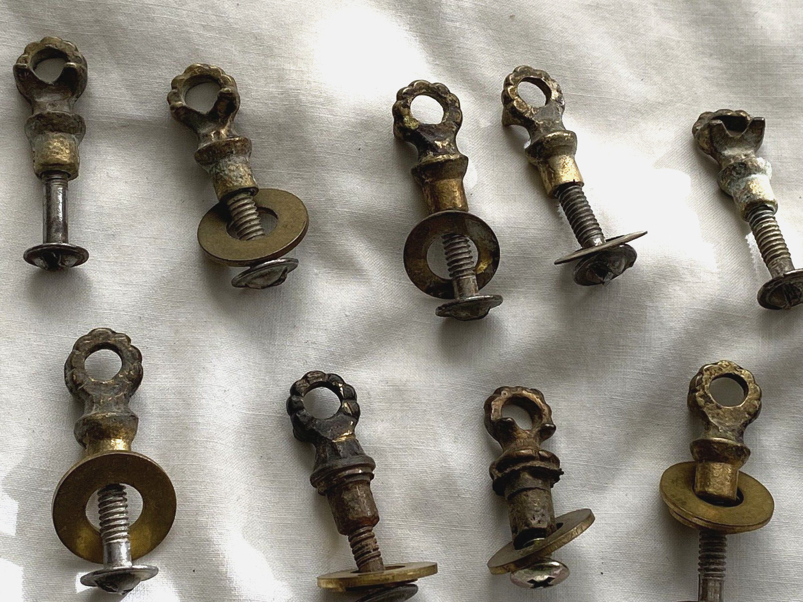 VINTAGE/MODERN DRAWER CABINET KNOBS PULLS & ACCESSORIES-MIXED LOT OF 141