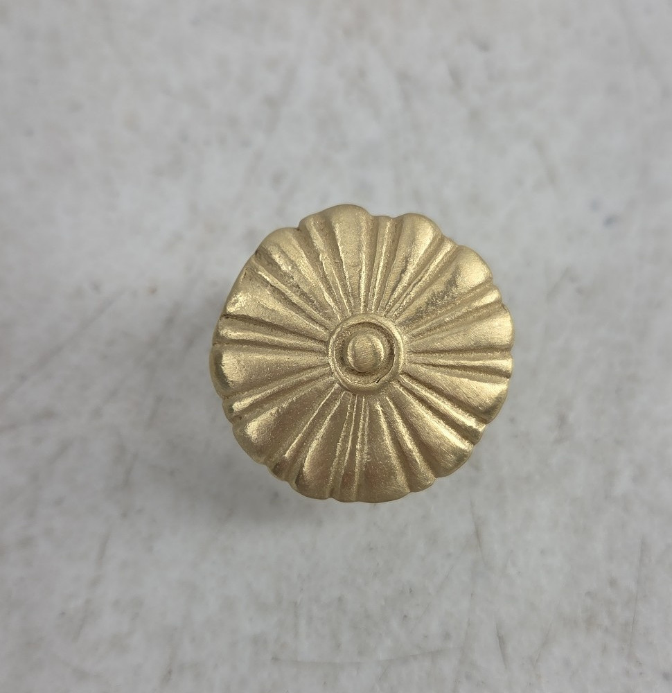 Vintage 4 Brass Drawer Pull Handles Cabinet Cupboard Round Flower Knobs 4091