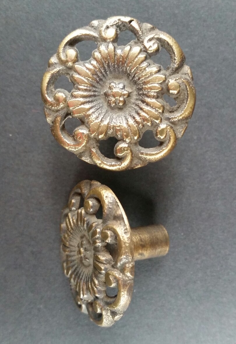 4 Antique Style Solid Brass ROUND KNOBS Ornate FLORAL 1-5/8″ dia. #K24