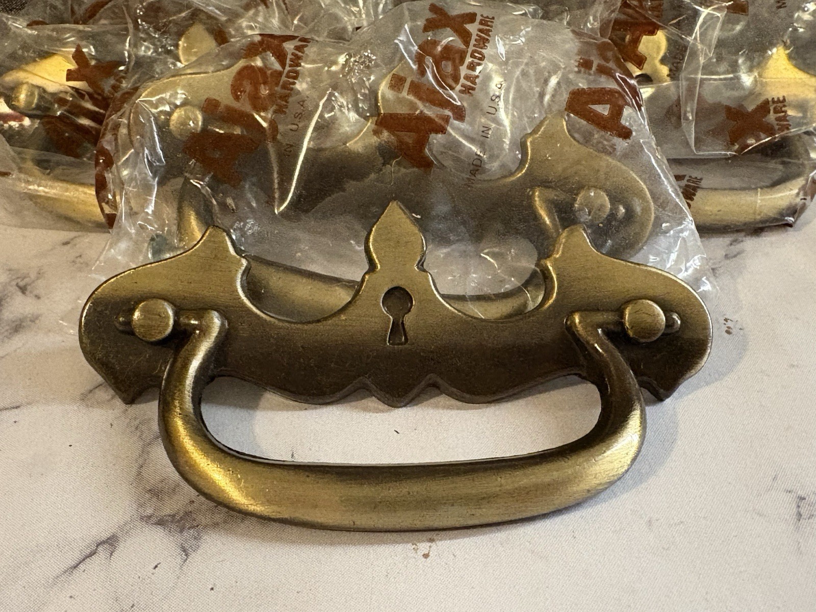 LOT 4 NOS VINTAGE BRASS AJAX FIXED BAIL BATWING DRAWER PULLS 3″ MOUNTINGS KEY HO