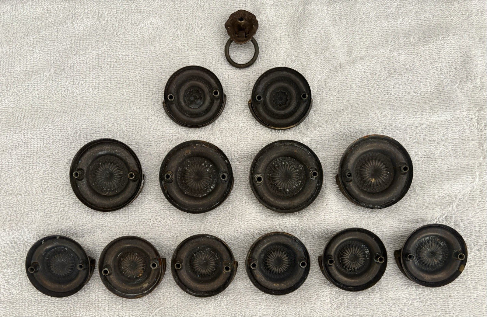 UNMARKED ASSORTED ANTIQUE BRASS BACK PLATE DROP SWING FURNITURE PULLS