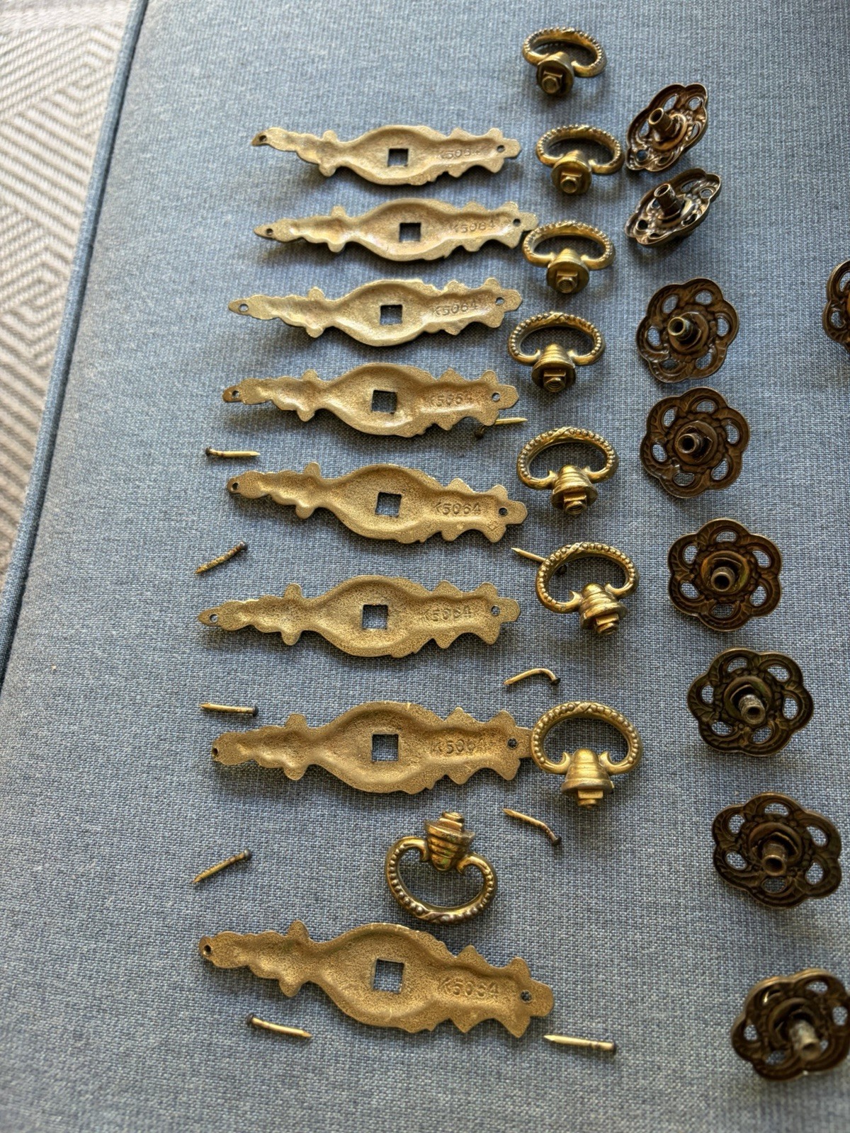 LOT OF VINTAGE ? BRASS METAL ORNATE DRAWER DOOR PULLS PULL KNOBS HANDLES