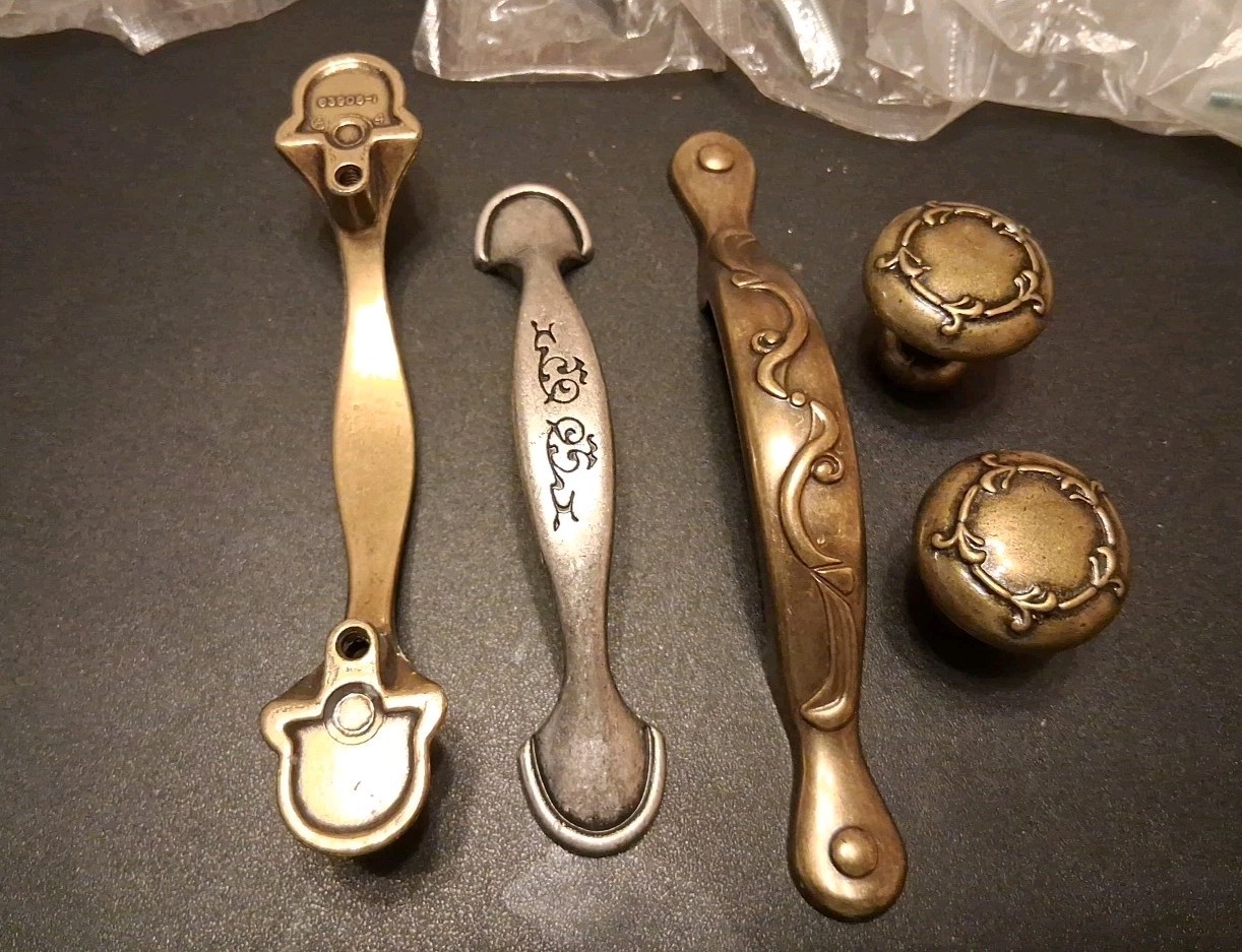 Allen & Roth Brass 8 Drawer Pull Handles w/Screws & 3 Assorted Handles & 2 Knob