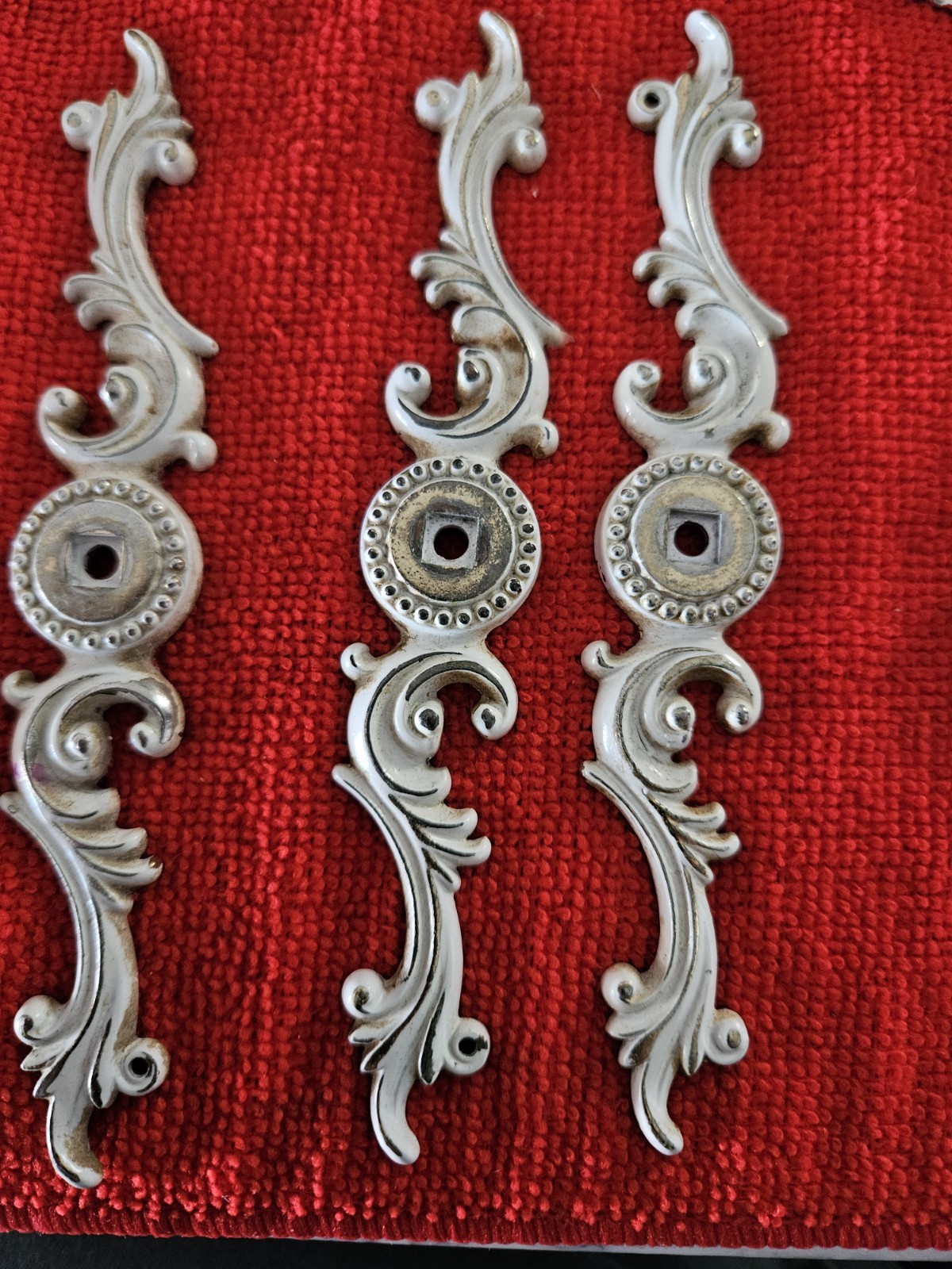 Vintage 1969 French Provincial Handel And Medallions Set Of 9