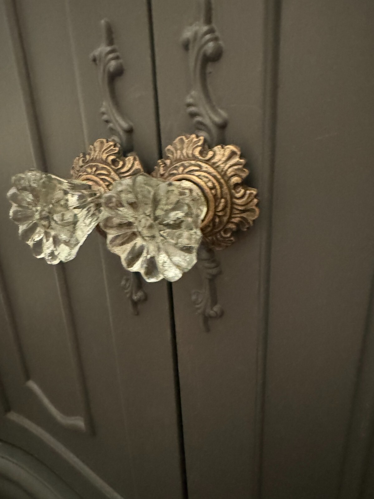 ONE; Vintage-Brass Metal Flower Crystal Clear Glass bronzed Knob Handle pulls