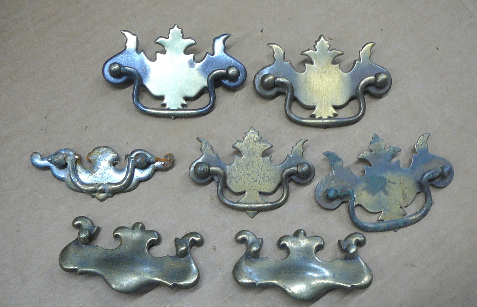MIXED LOT of SEVEN HEPPLEWHITE DRAWER PULLS – CAST METAL & BRONZED STEEL