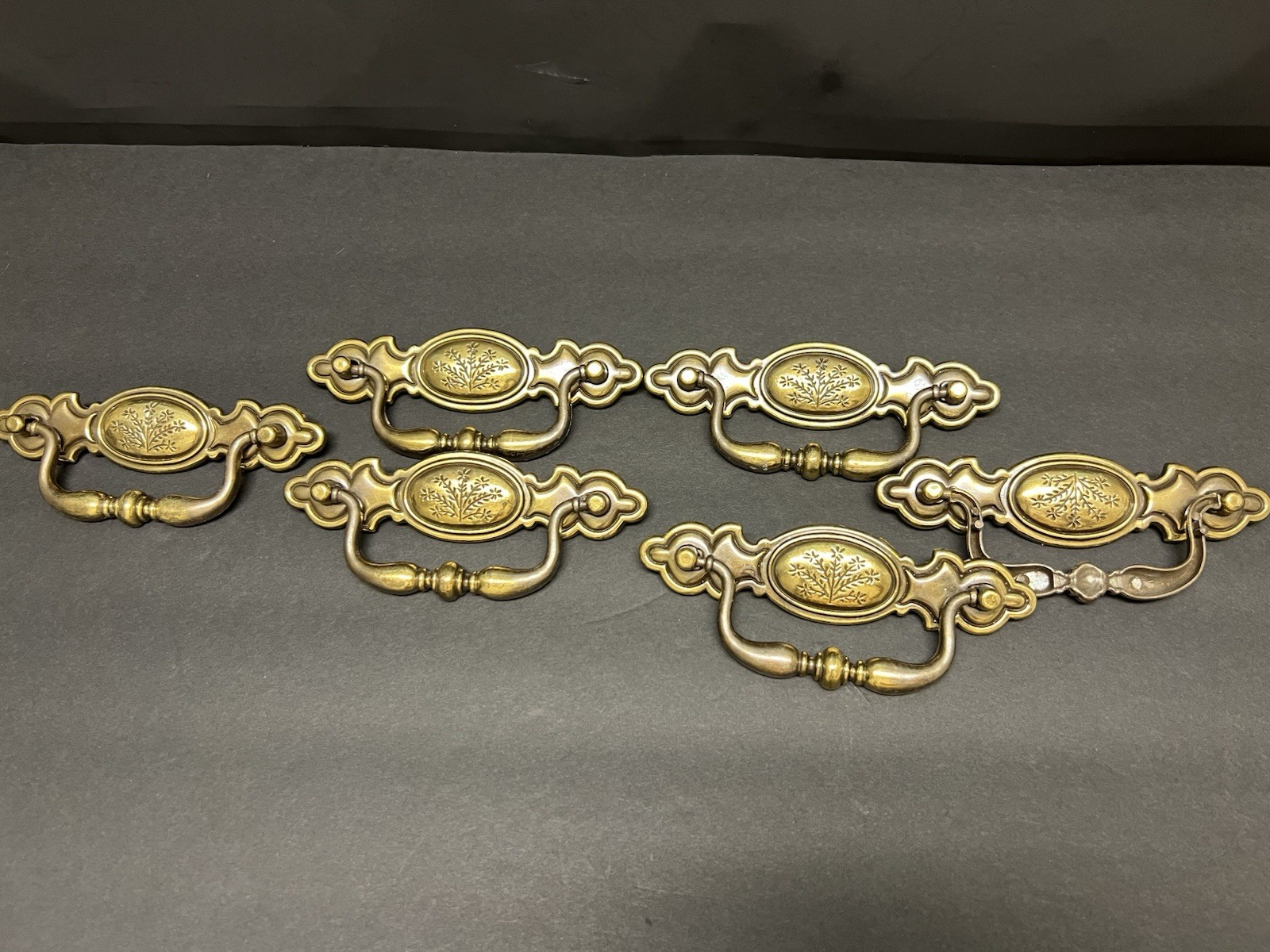 Lot (6) Vintage Bail Pull Features An Ornate Oval Backplate With Floral Design