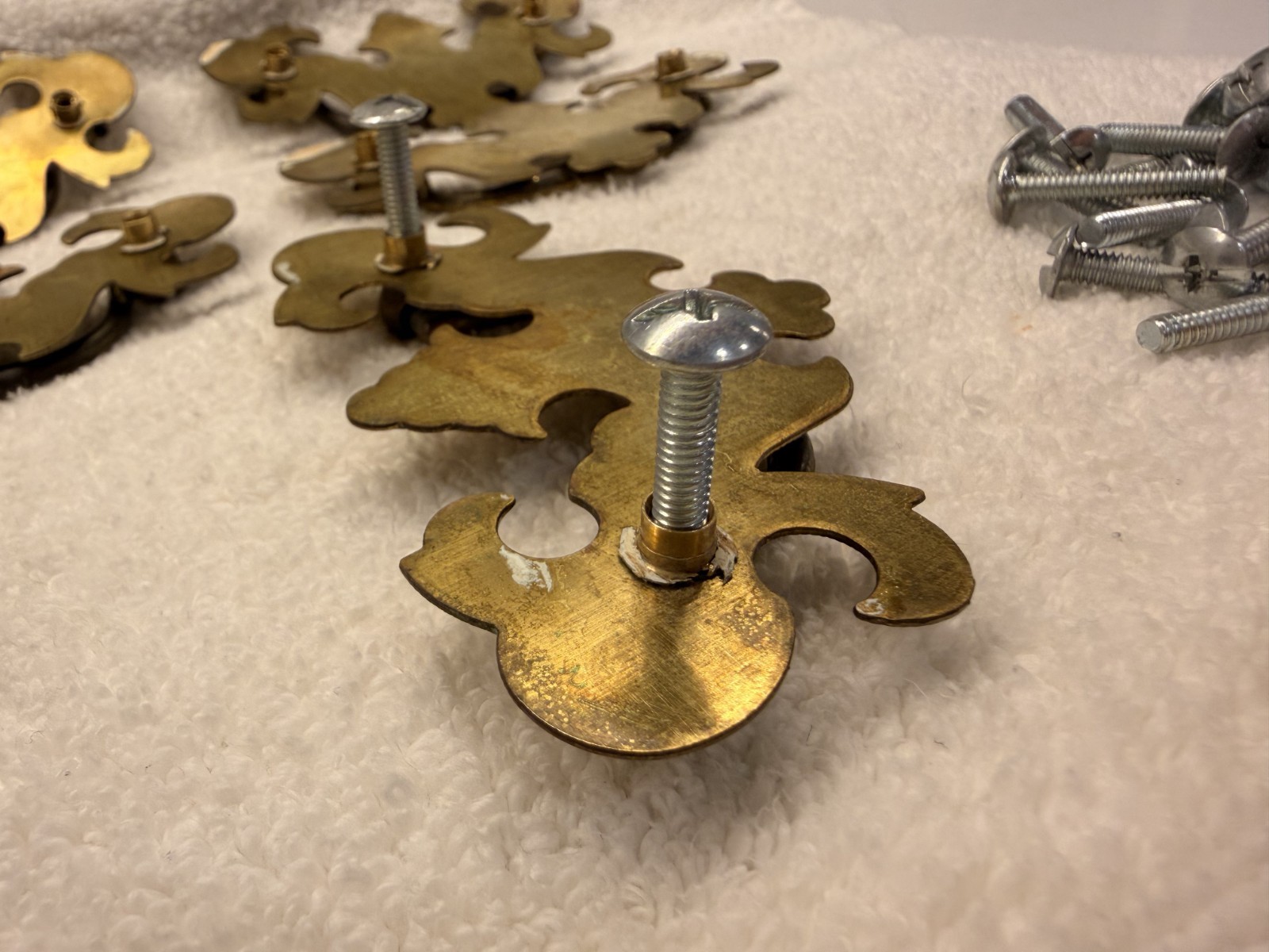 8 Vintage Unrestored Brass KBC K-8925 Chippendale Batwing Drawer Pulls