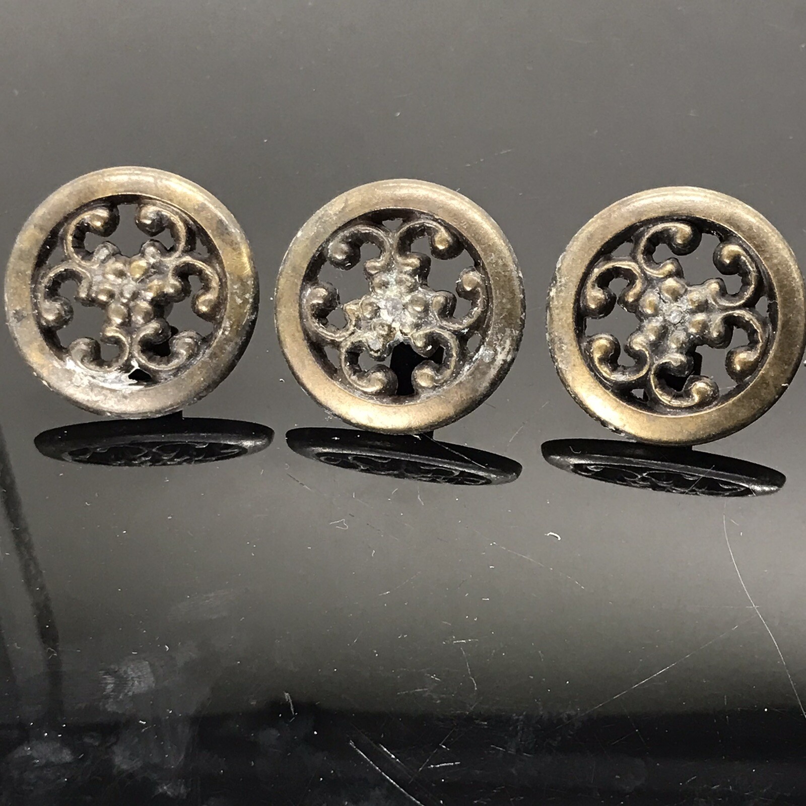 Antique Brass Tone Cabinet Door Drawer Round Knob Handle Floral Daisy 1.5″