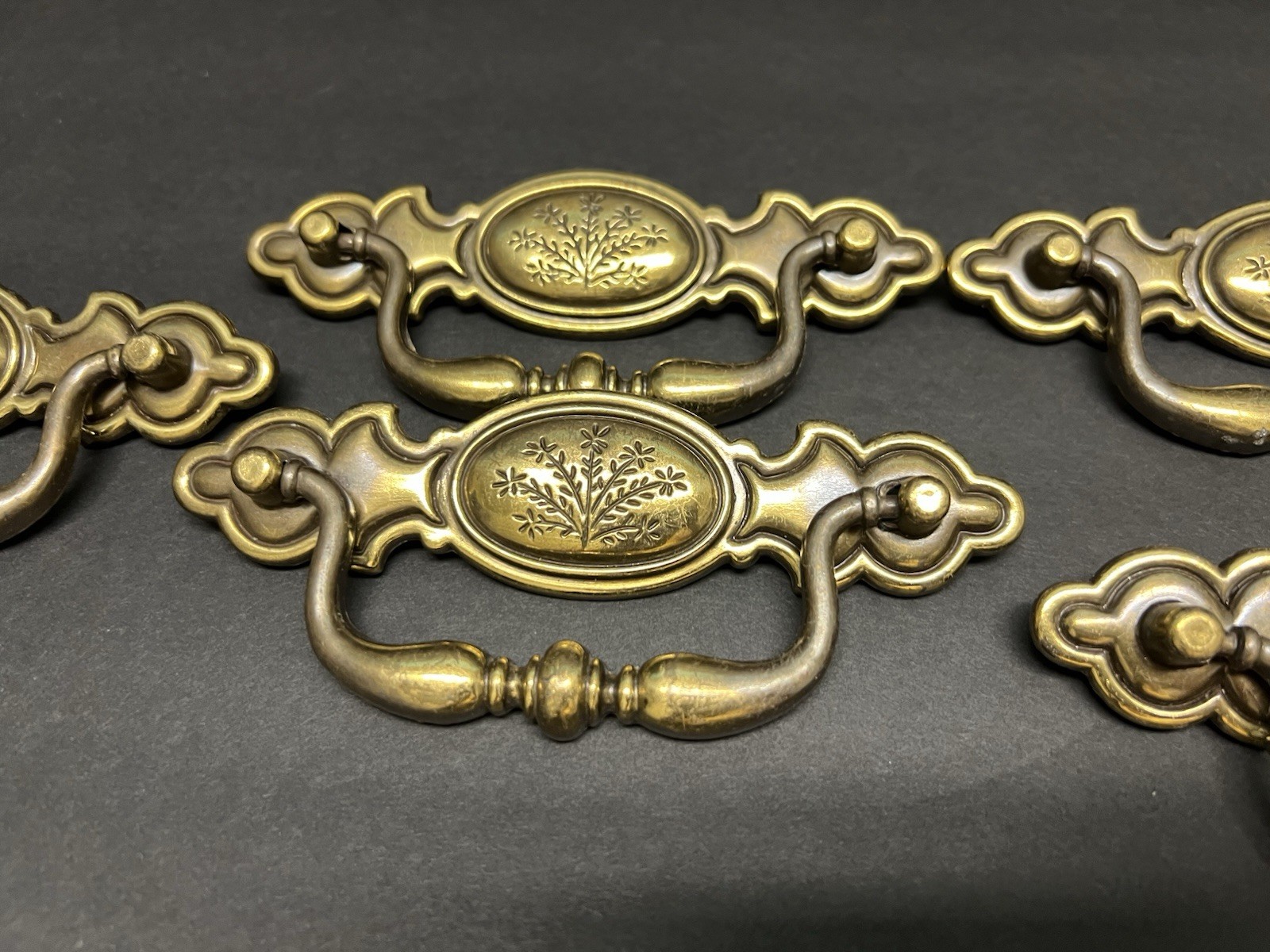 Lot (6) Vintage Bail Pull Features An Ornate Oval Backplate With Floral Design