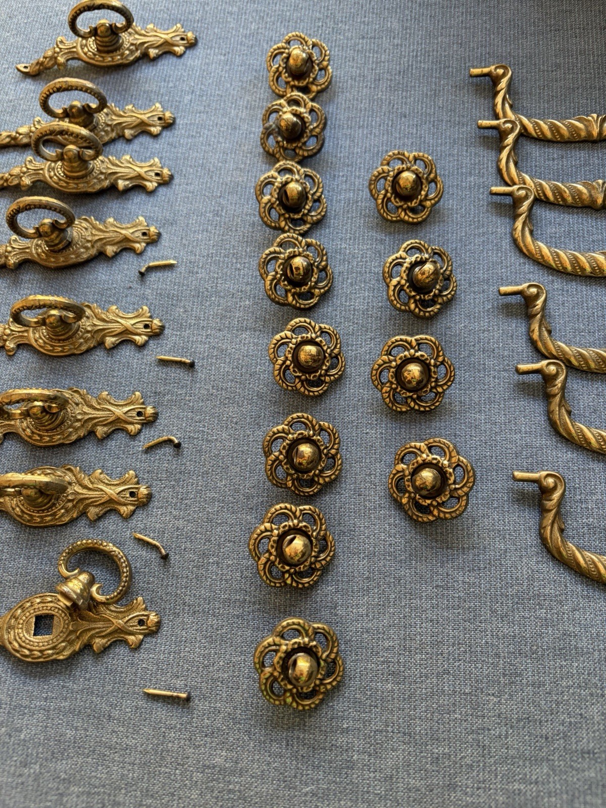 LOT OF VINTAGE ? BRASS METAL ORNATE DRAWER DOOR PULLS PULL KNOBS HANDLES