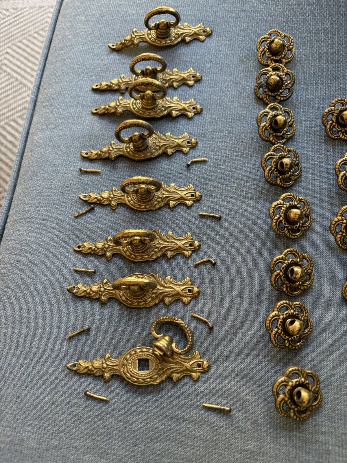 LOT OF VINTAGE ? BRASS METAL ORNATE DRAWER DOOR PULLS PULL KNOBS HANDLES