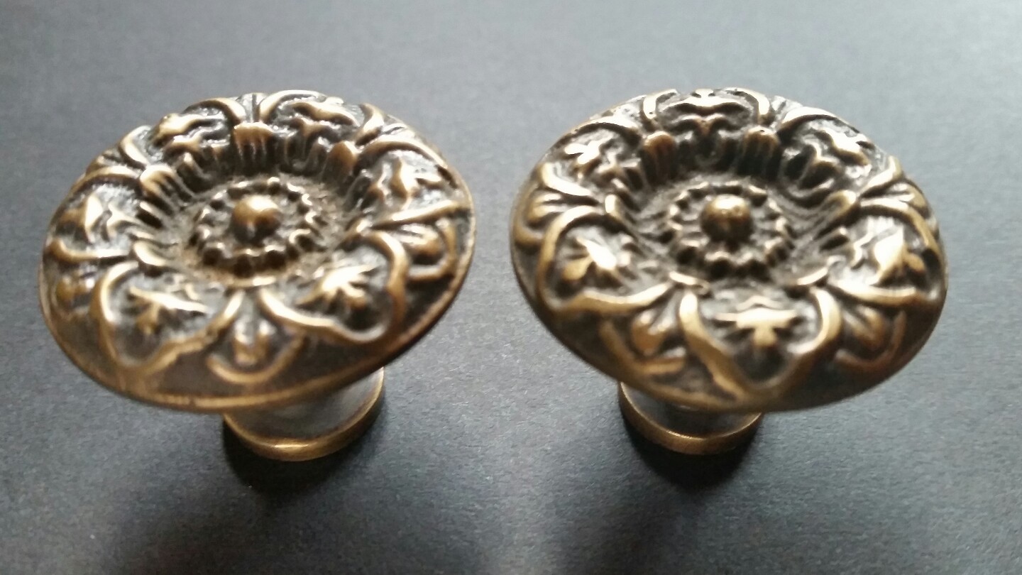 4 x Antique Vict. Style Solid Brass ROUND KNOBS Ornate FLORAL 1-1/4″ dia. #K25