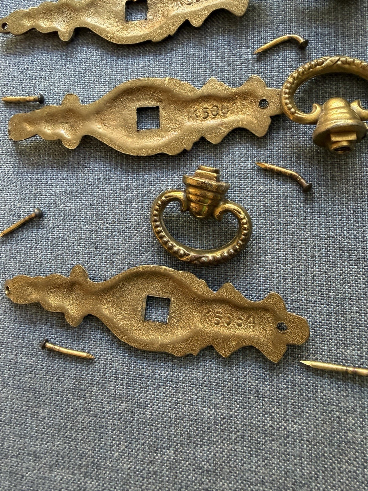 LOT OF VINTAGE ? BRASS METAL ORNATE DRAWER DOOR PULLS PULL KNOBS HANDLES