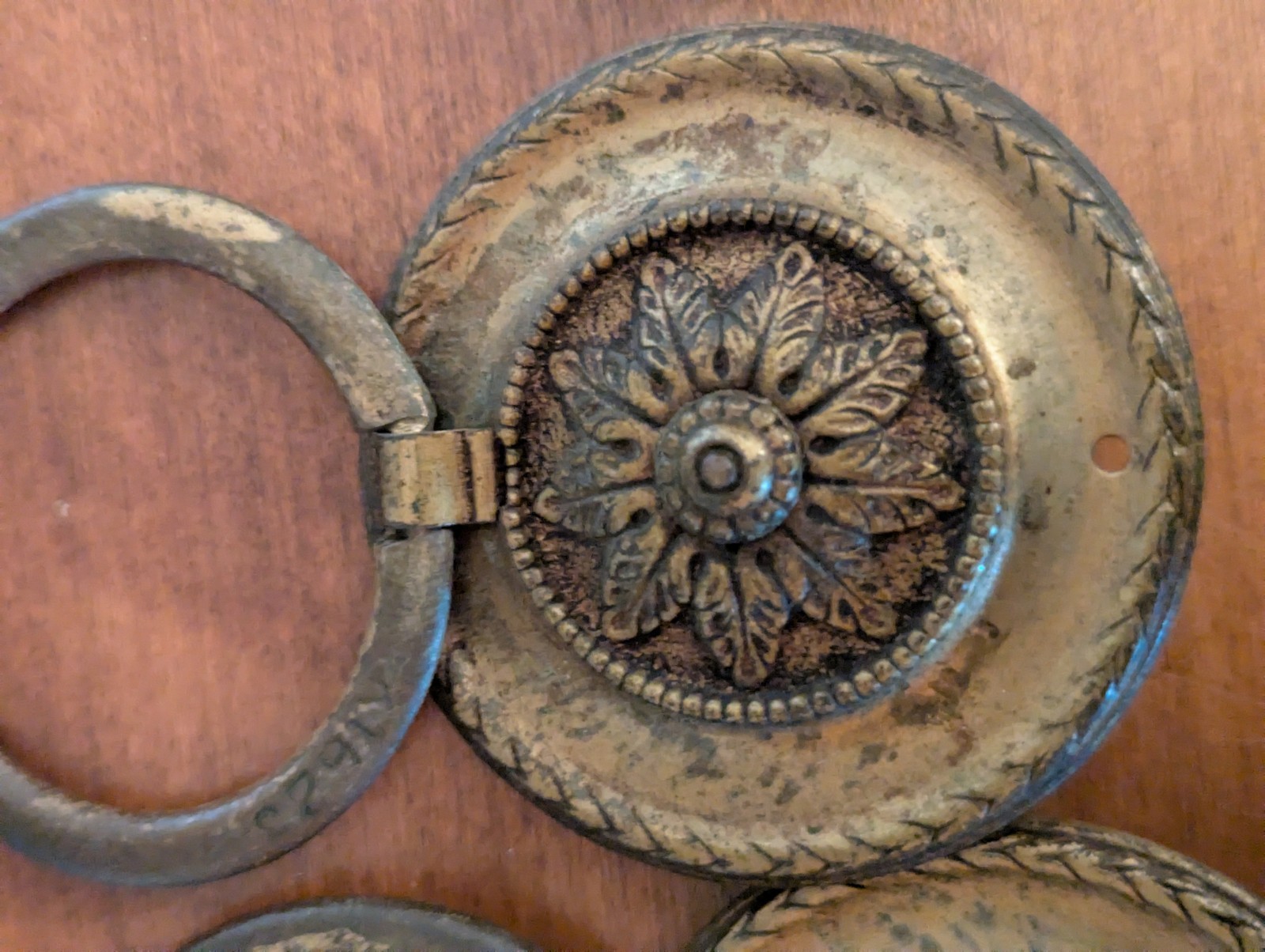 6-ANTIQUE STAMPED ORNATE BRASS/METAL PULLS BAIL.(4) LARGER (2) SMALLER LOTAB