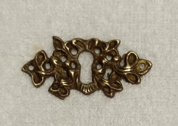 ANTIQUE CAST BRASS ESCUTCHEON OR KEYHOLE COVER,VICTORIAN ERA DESIGN,GOOD PATINA