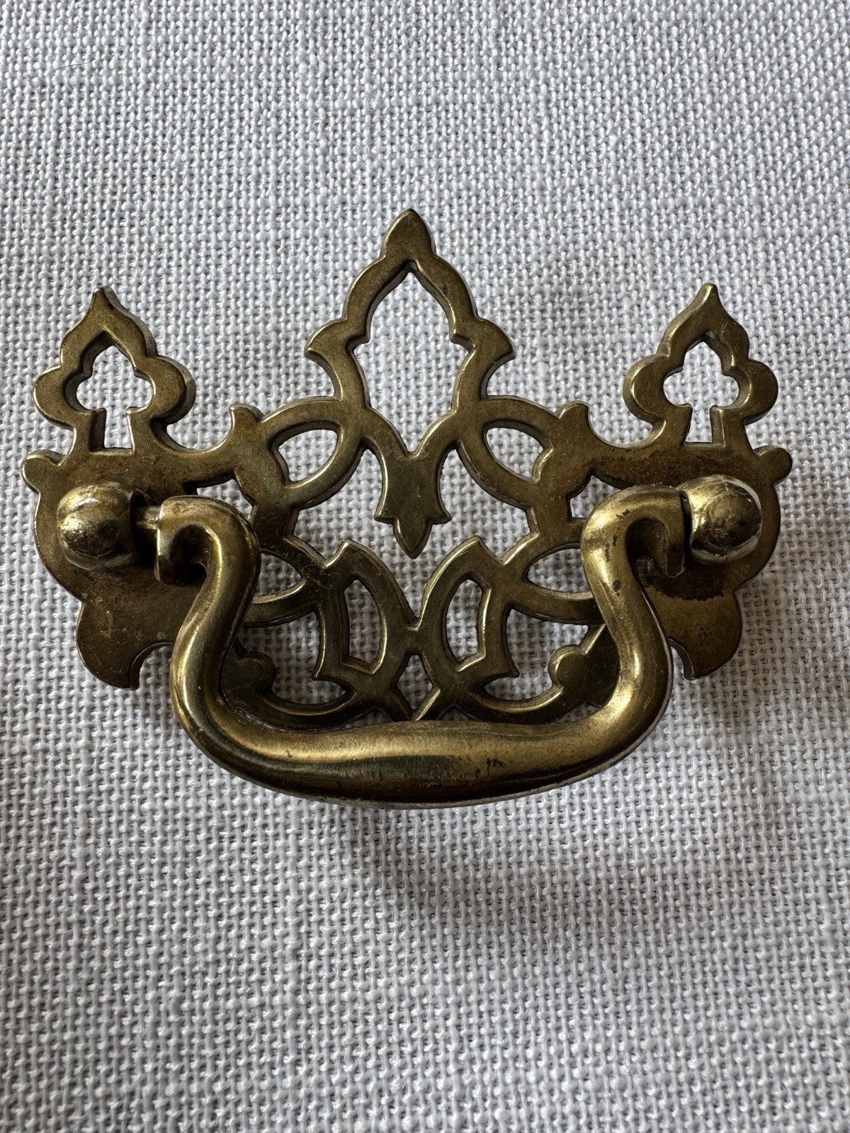 8 Vintage Brass Finish Drawer Pulls Used Hardware~2 1/2″ Cen – Cen