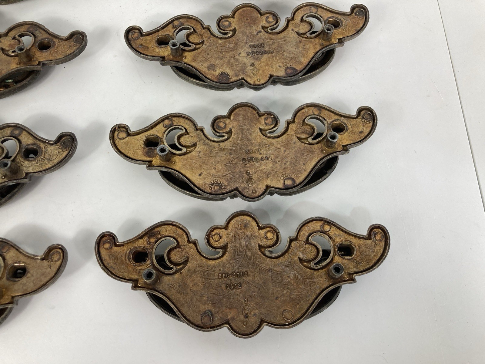 Vtg Reclaimed Brass Chippendale Batwing Bail Drawer Pulls Set Of 14 Patina