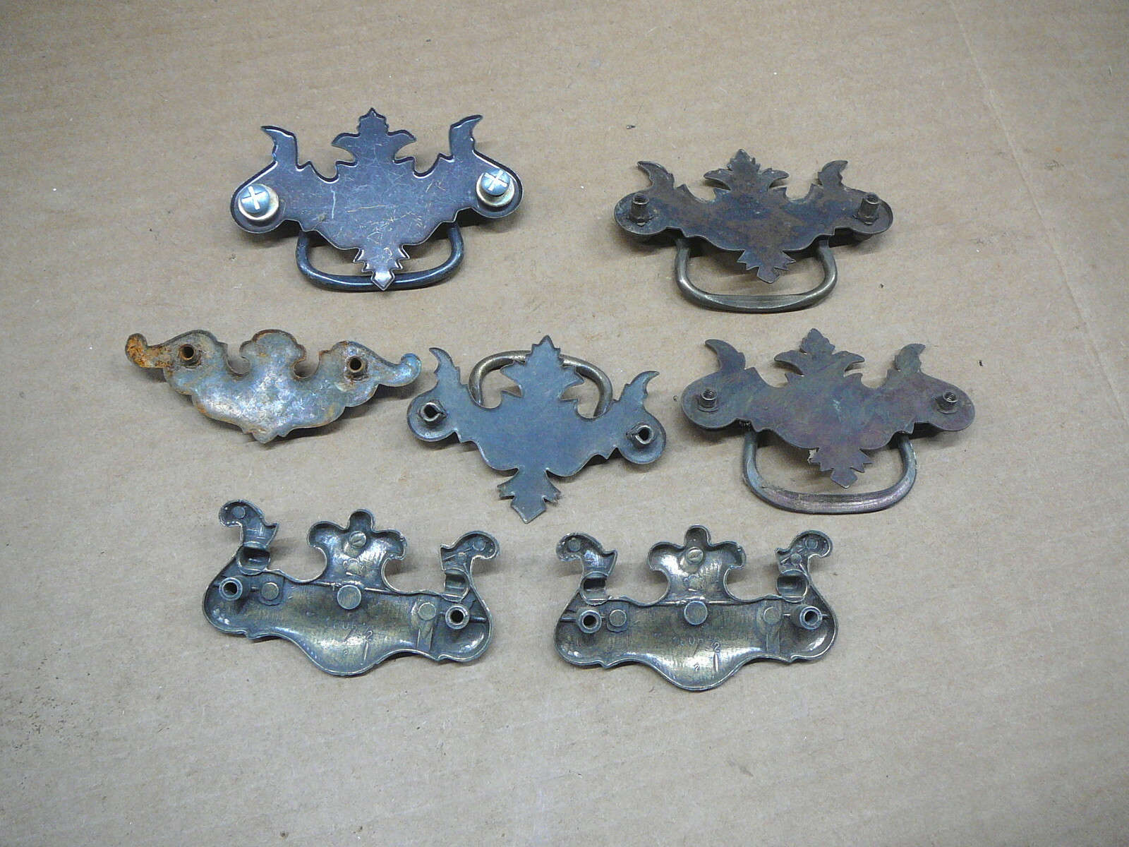 MIXED LOT of SEVEN HEPPLEWHITE DRAWER PULLS – CAST METAL & BRONZED STEEL