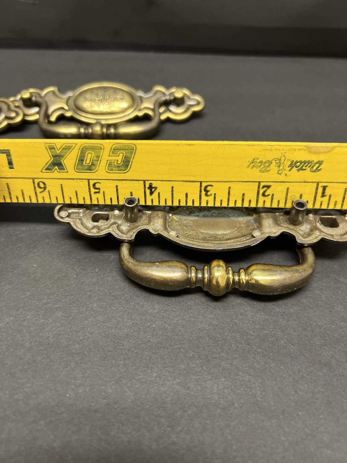 Lot (6) Vintage Bail Pull Features An Ornate Oval Backplate With Floral Design