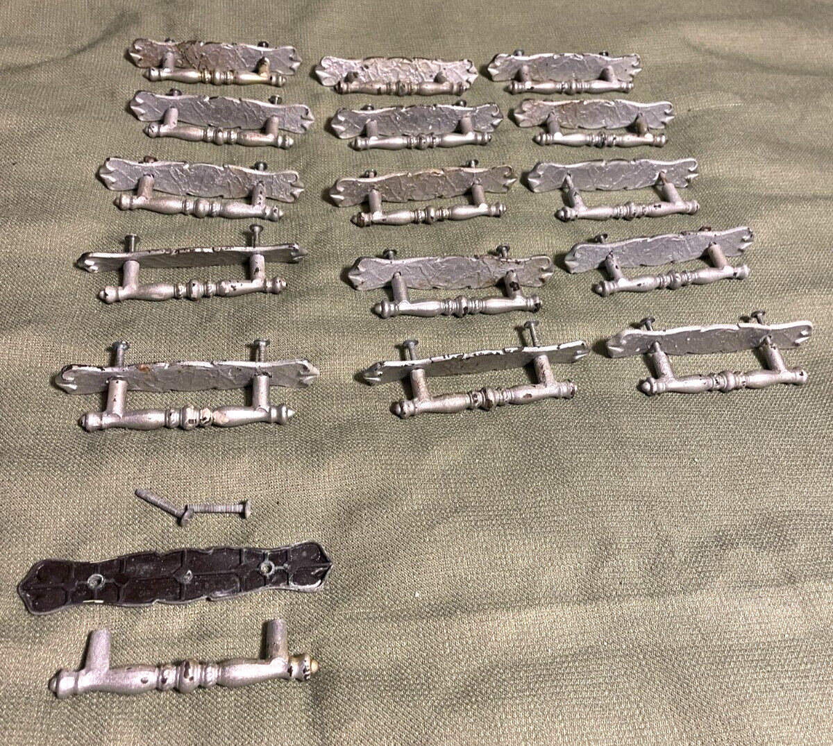 vintage 1971 (LOT OF 16) AMEROCK “CARRIAGE HOUSE” BRASS DRAWER PULLS 176A-1 rare