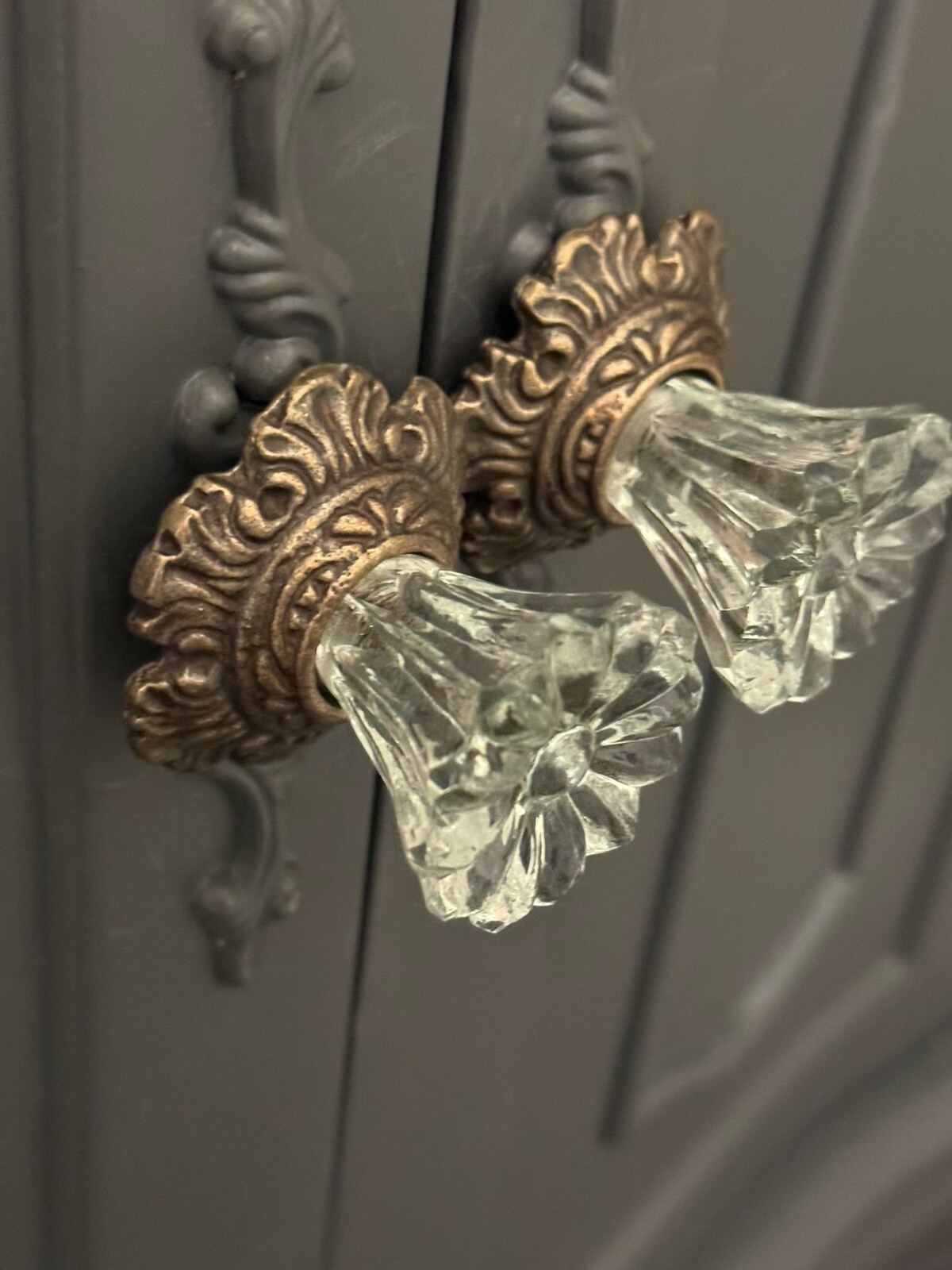 ONE; Vintage-Brass Metal Flower Crystal Clear Glass bronzed Knob Handle pulls