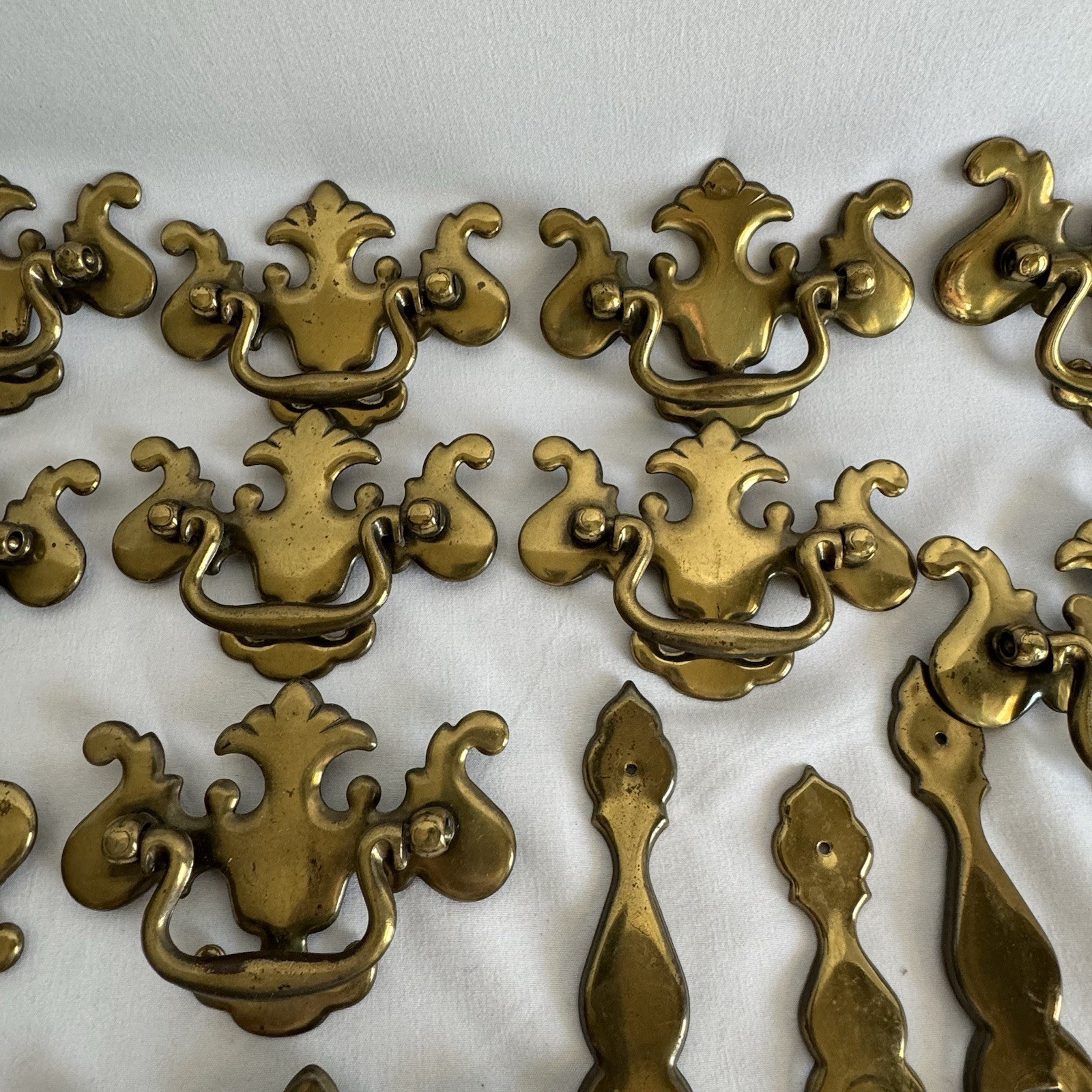 VTG Set Of 23 KBC (KEELER BRASS CO) Brass Drawer Pulls 6 Lg 14 Sm w/all But 2 Sc